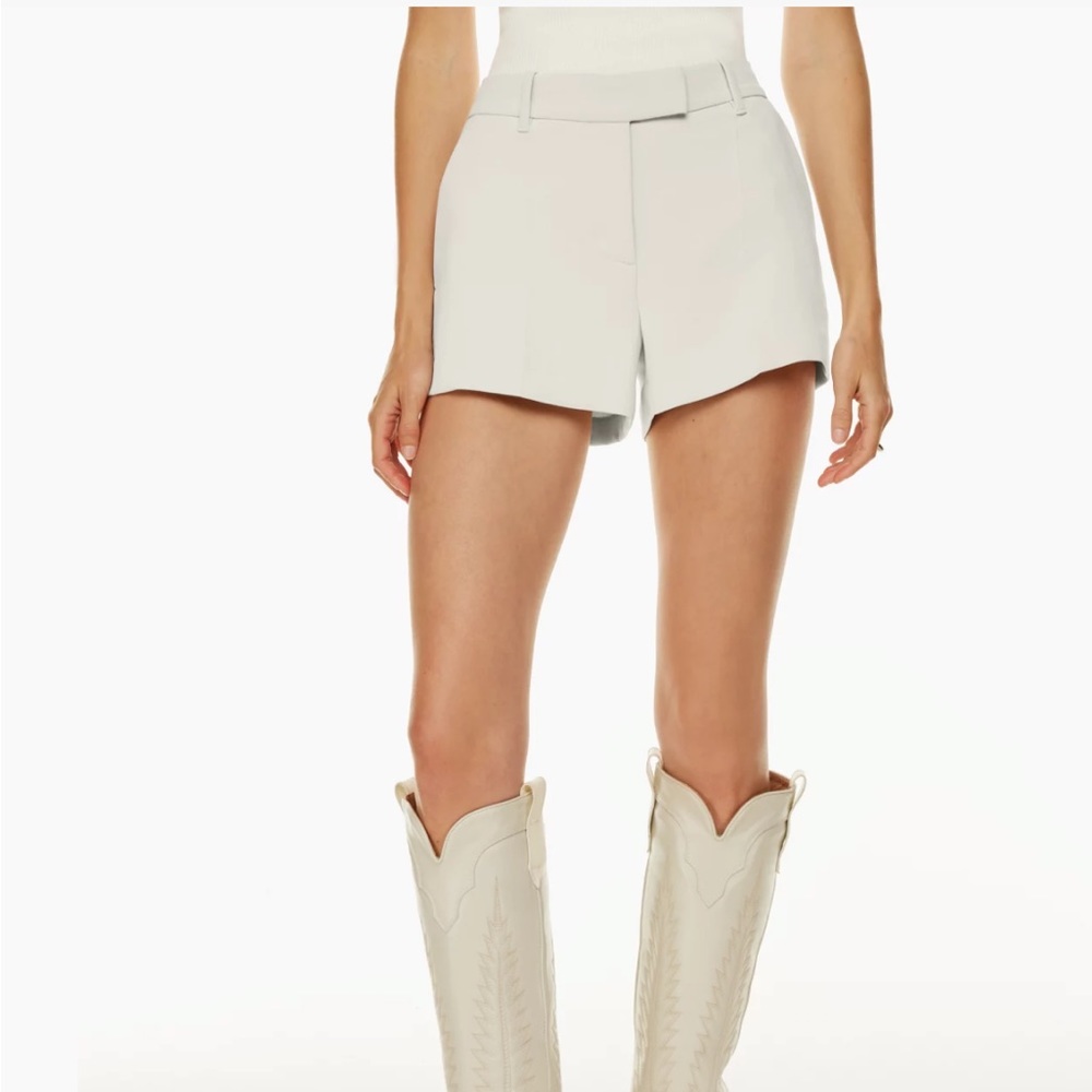 NWT SOLD OUT ONLINE Aritzia Wilfred Deauville 3" Short Matte Pearl (Sz 4)